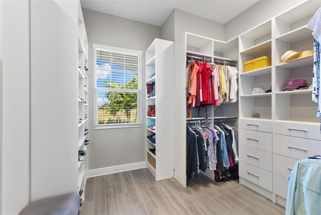 Под контрактом: $885,000 (3 спален, 3 ванн, 2708 Квадратных фут)