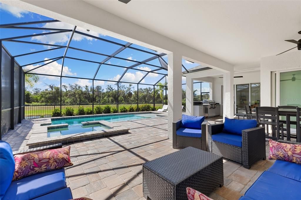 Под контрактом: $885,000 (3 спален, 3 ванн, 2708 Квадратных фут)