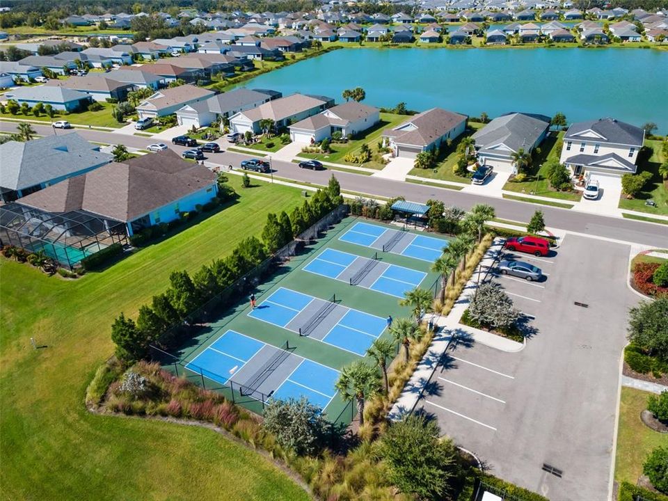 Под контрактом: $885,000 (3 спален, 3 ванн, 2708 Квадратных фут)