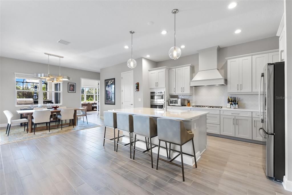 Под контрактом: $885,000 (3 спален, 3 ванн, 2708 Квадратных фут)