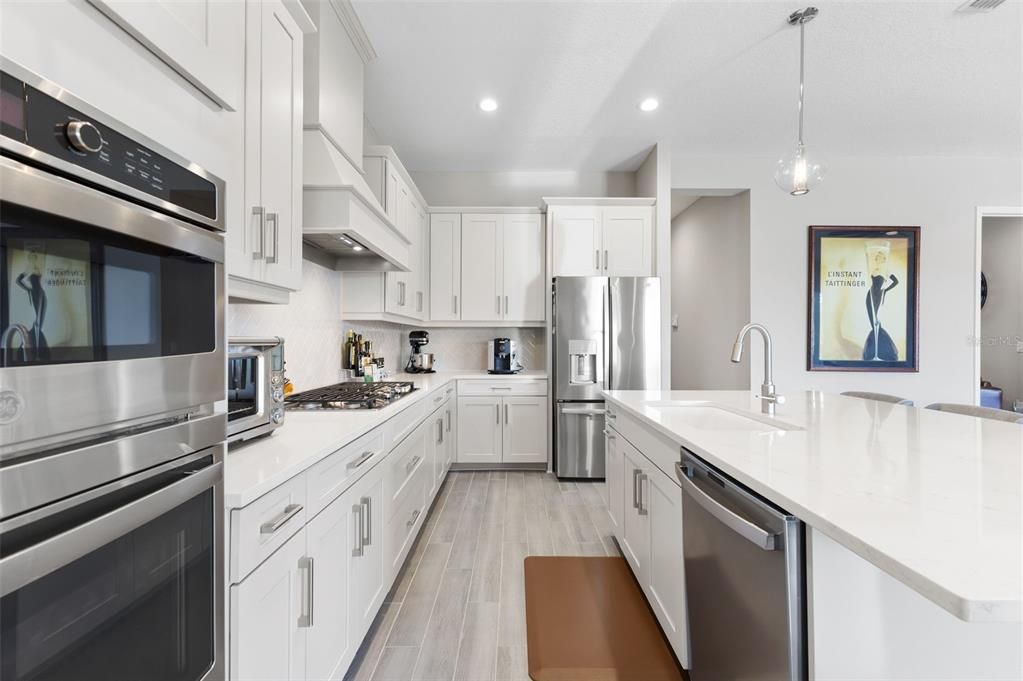 Под контрактом: $885,000 (3 спален, 3 ванн, 2708 Квадратных фут)