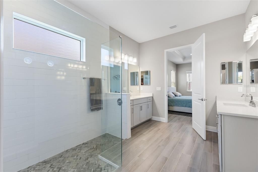 Под контрактом: $885,000 (3 спален, 3 ванн, 2708 Квадратных фут)