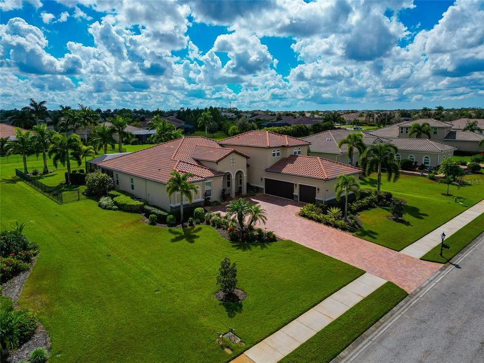 Под контрактом: $1,095,000 (5 спален, 4 ванн, 3892 Квадратных фут)