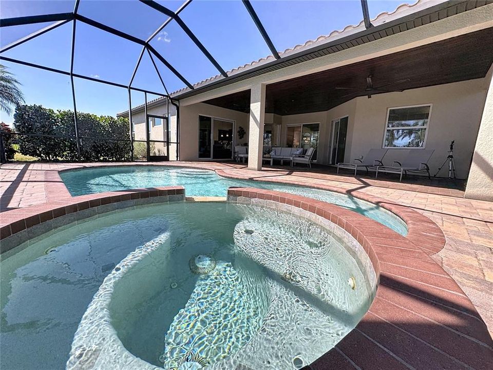 Под контрактом: $1,095,000 (5 спален, 4 ванн, 3892 Квадратных фут)