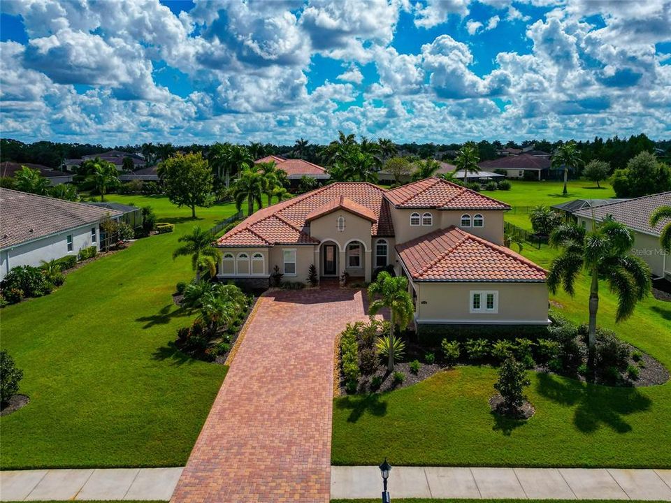 Под контрактом: $1,095,000 (5 спален, 4 ванн, 3892 Квадратных фут)