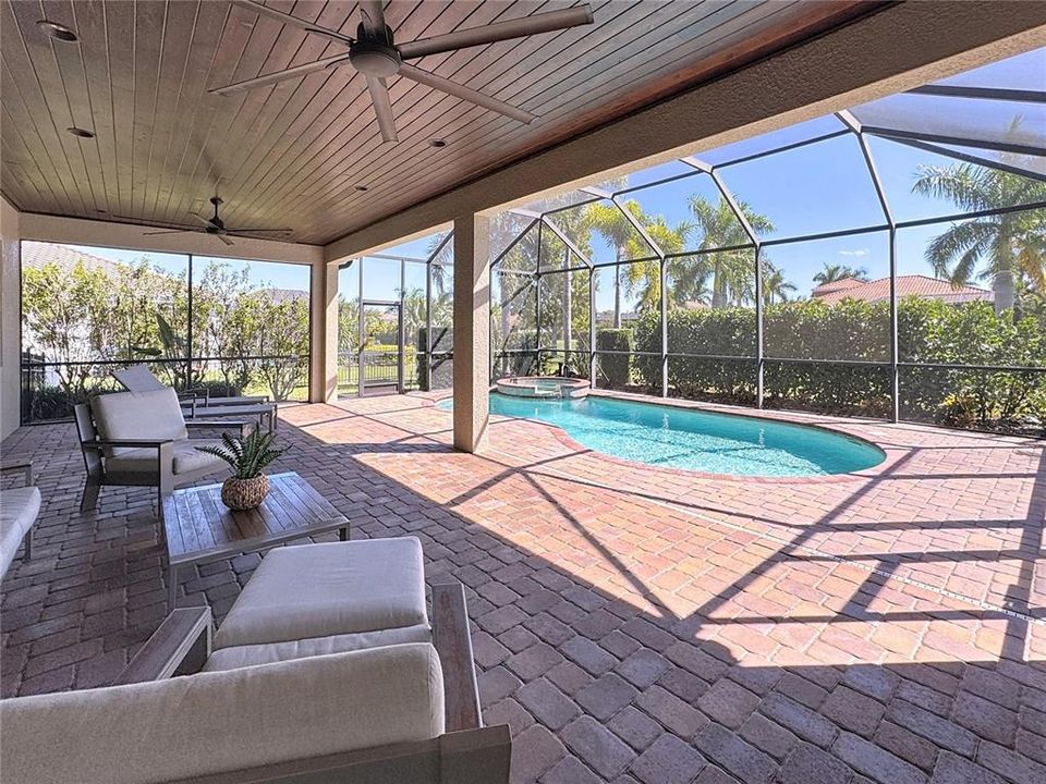 Под контрактом: $1,095,000 (5 спален, 4 ванн, 3892 Квадратных фут)