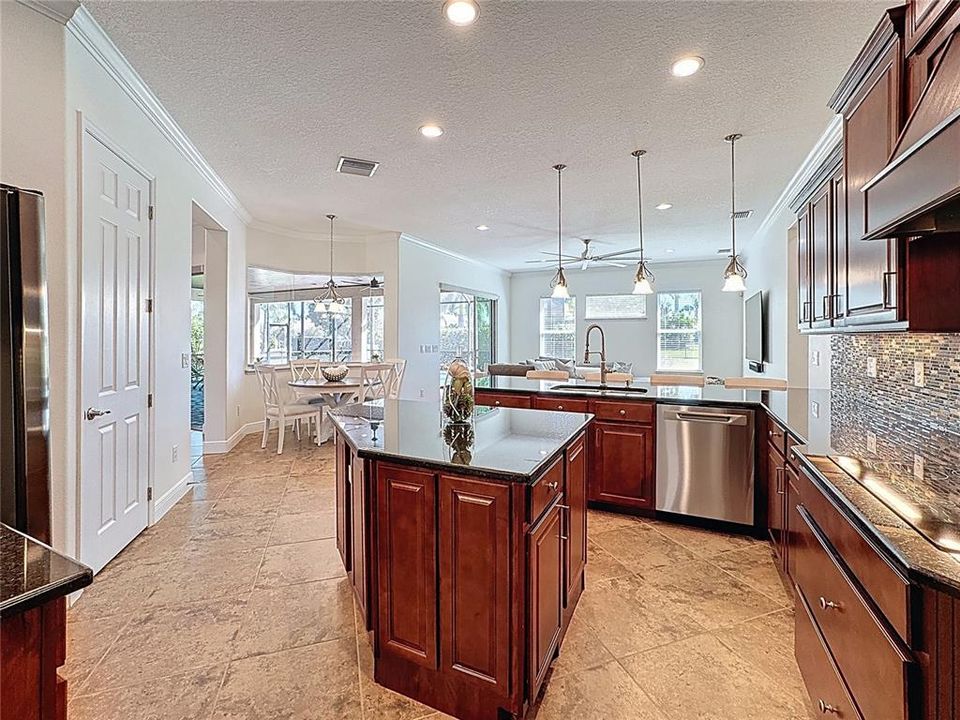 Под контрактом: $1,095,000 (5 спален, 4 ванн, 3892 Квадратных фут)