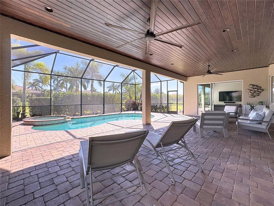 Под контрактом: $1,095,000 (5 спален, 4 ванн, 3892 Квадратных фут)