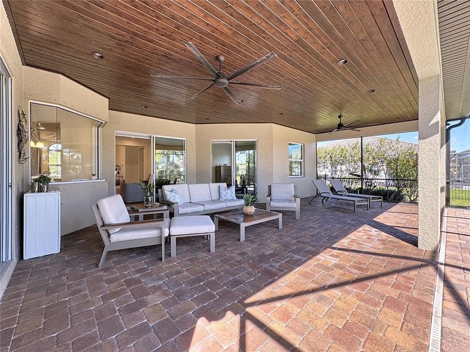 Под контрактом: $1,095,000 (5 спален, 4 ванн, 3892 Квадратных фут)