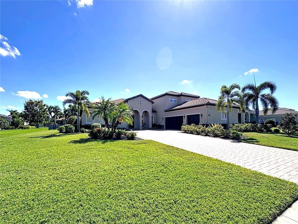 Под контрактом: $1,095,000 (5 спален, 4 ванн, 3892 Квадратных фут)