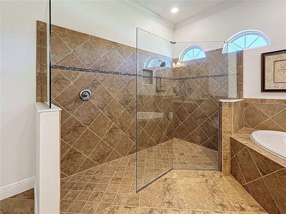 Под контрактом: $1,095,000 (5 спален, 4 ванн, 3892 Квадратных фут)