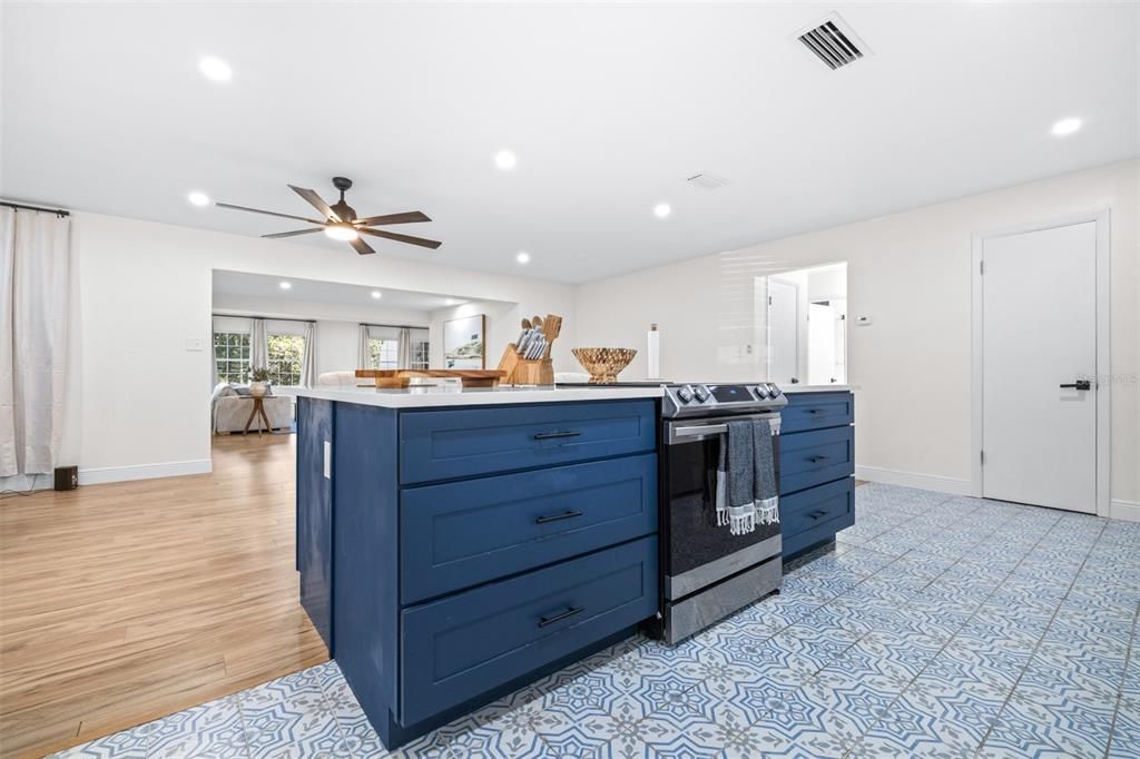 待售: $574,999 (4 贝兹, 2 浴室, 2018 平方英尺)