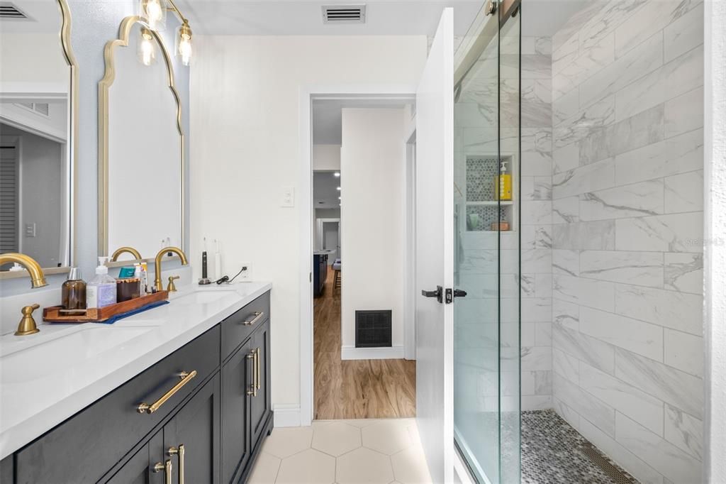 待售: $574,999 (4 贝兹, 2 浴室, 2018 平方英尺)