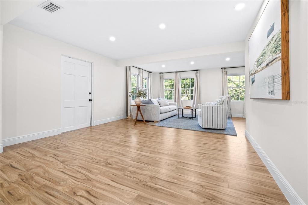 待售: $574,999 (4 贝兹, 2 浴室, 2018 平方英尺)