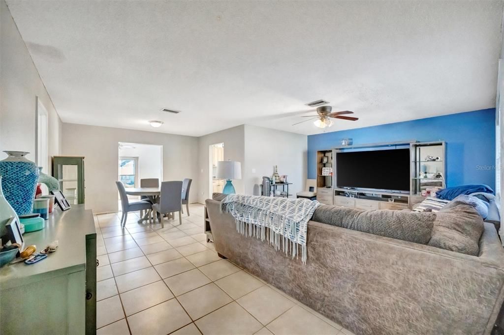 Active With Contract: $319,000 (2 beds, 2 baths, 1431 Square Feet)