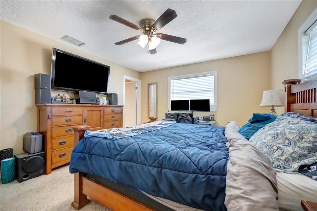 Active With Contract: $319,000 (2 beds, 2 baths, 1431 Square Feet)