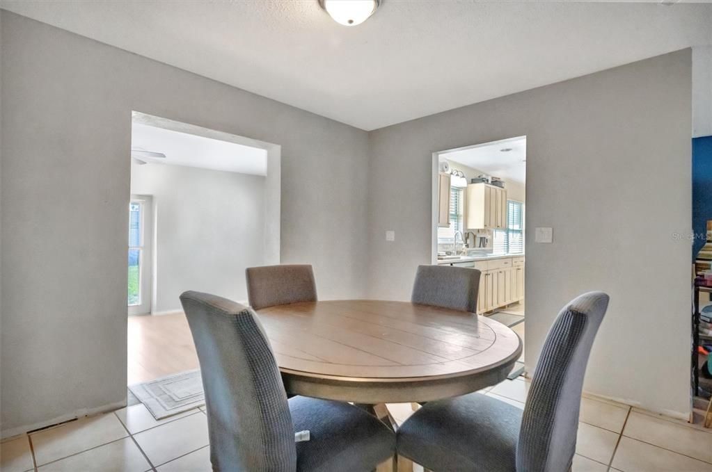 Active With Contract: $319,000 (2 beds, 2 baths, 1431 Square Feet)