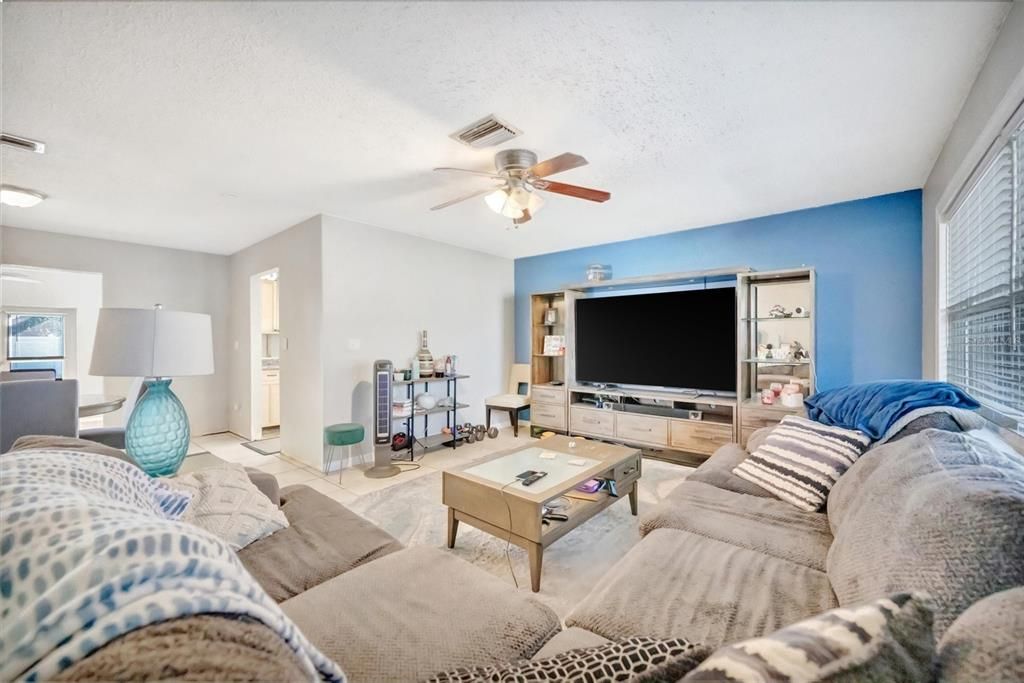 Active With Contract: $319,000 (2 beds, 2 baths, 1431 Square Feet)