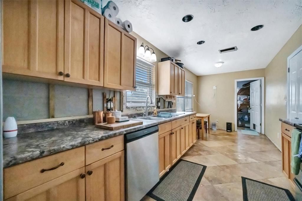 Active With Contract: $319,000 (2 beds, 2 baths, 1431 Square Feet)