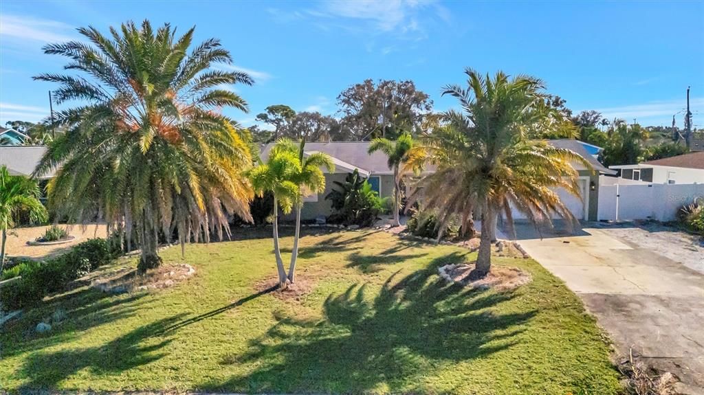 Active With Contract: $319,000 (2 beds, 2 baths, 1431 Square Feet)