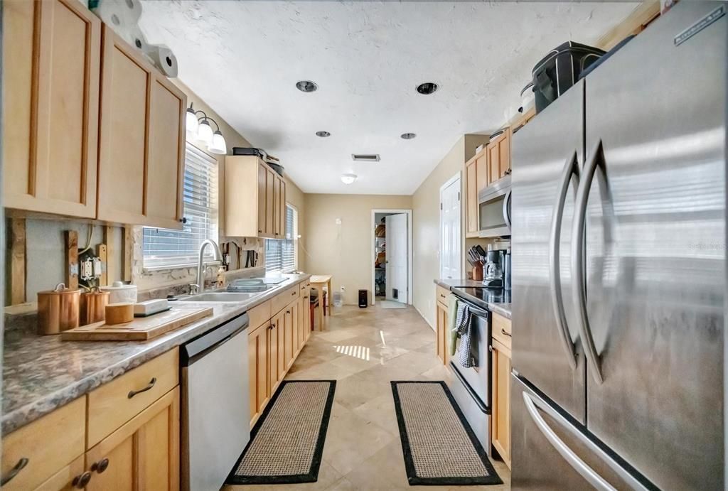 Active With Contract: $319,000 (2 beds, 2 baths, 1431 Square Feet)