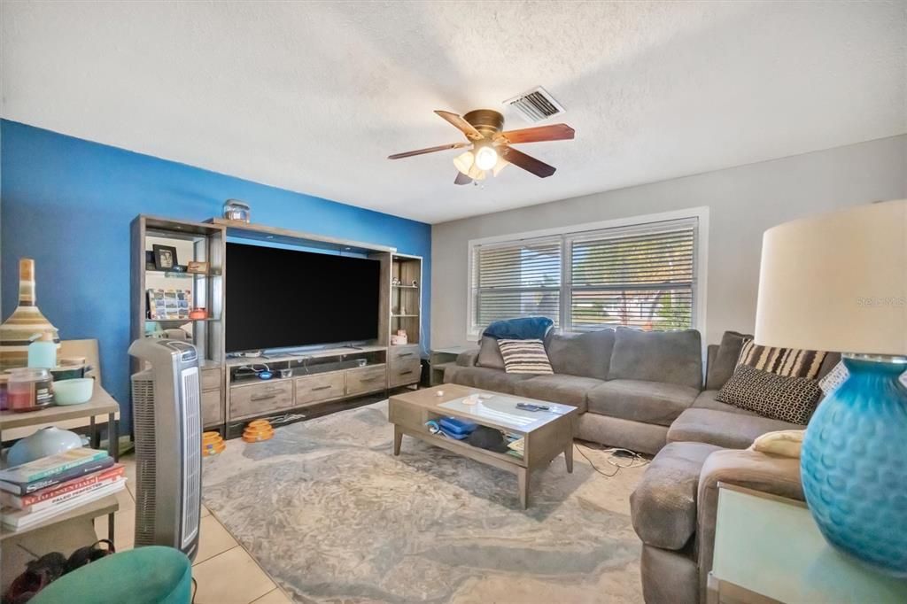 Active With Contract: $319,000 (2 beds, 2 baths, 1431 Square Feet)