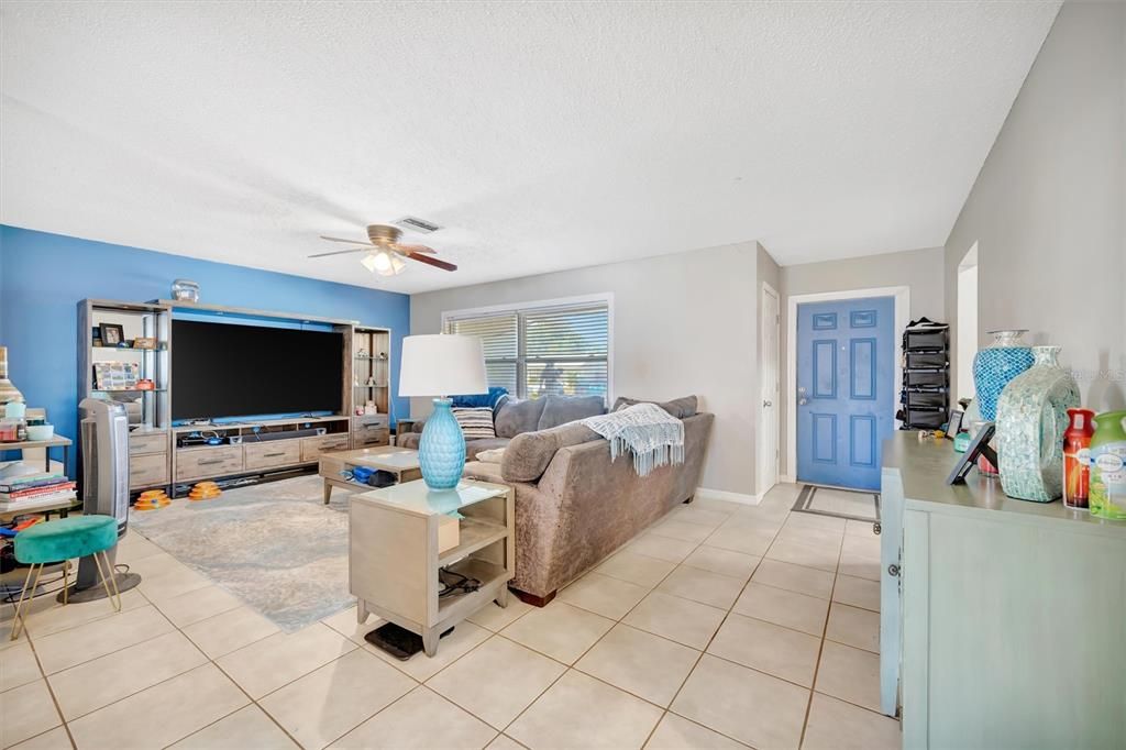 Active With Contract: $319,000 (2 beds, 2 baths, 1431 Square Feet)