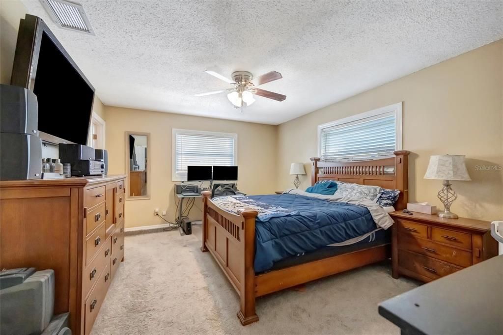 Active With Contract: $319,000 (2 beds, 2 baths, 1431 Square Feet)