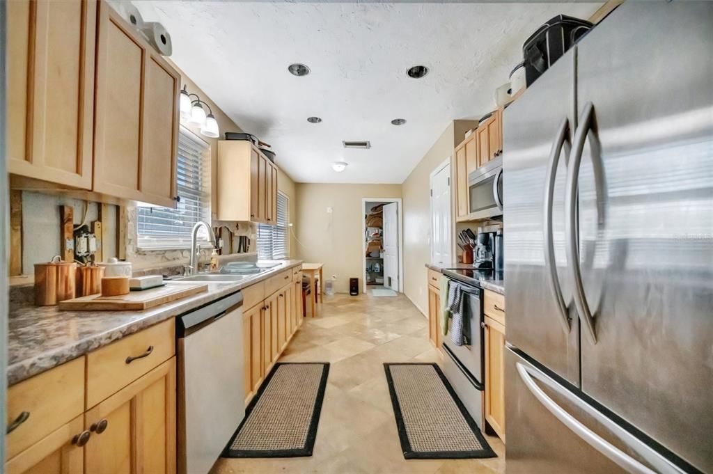 Active With Contract: $319,000 (2 beds, 2 baths, 1431 Square Feet)