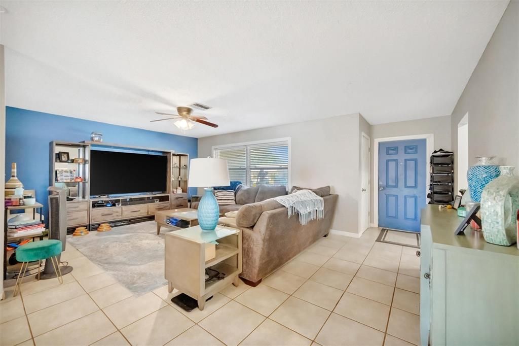 Active With Contract: $319,000 (2 beds, 2 baths, 1431 Square Feet)