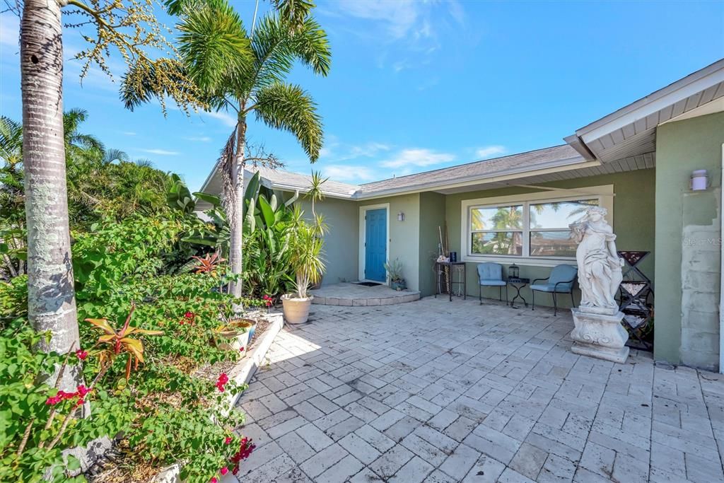 Active With Contract: $319,000 (2 beds, 2 baths, 1431 Square Feet)