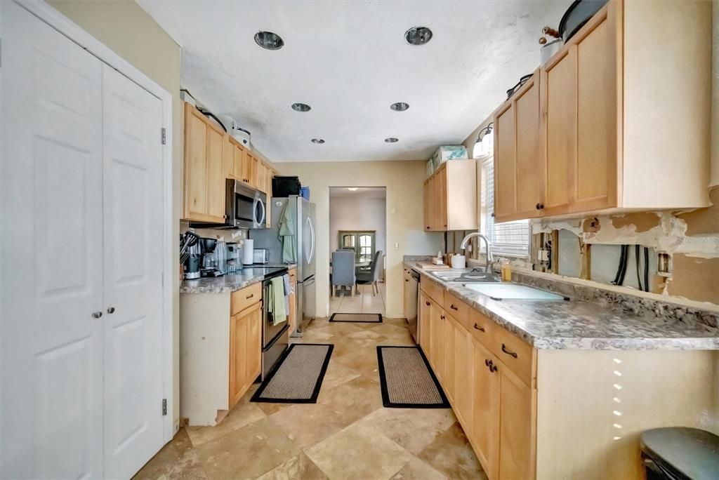 Active With Contract: $319,000 (2 beds, 2 baths, 1431 Square Feet)