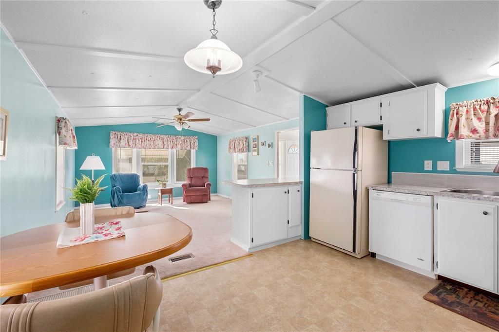 Active With Contract: $134,900 (2 beds, 2 baths, 784 Square Feet)