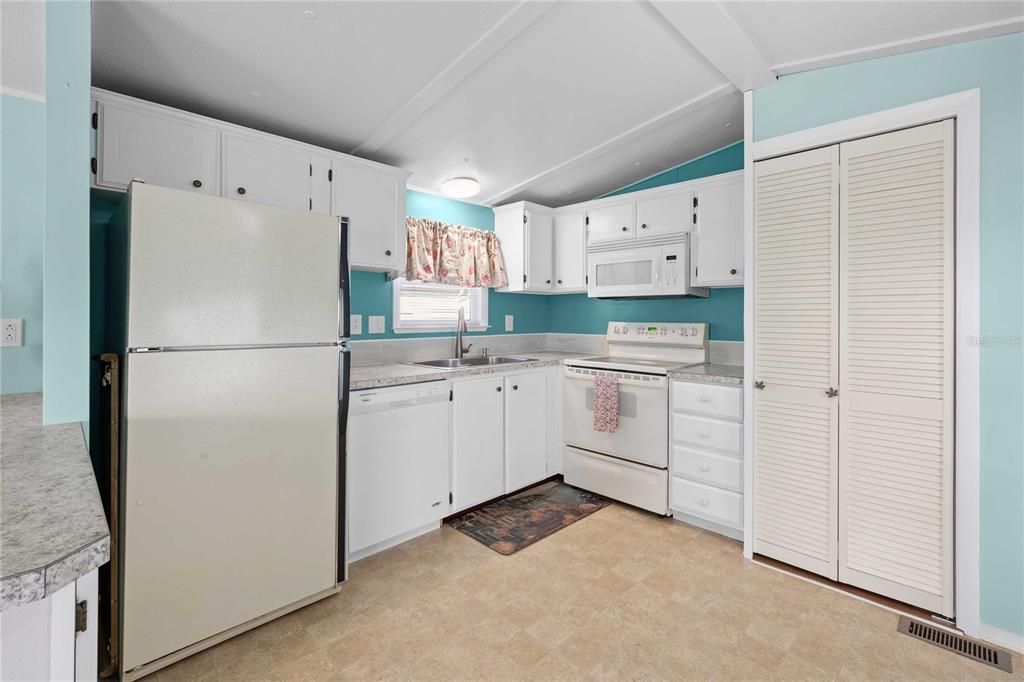Active With Contract: $134,900 (2 beds, 2 baths, 784 Square Feet)