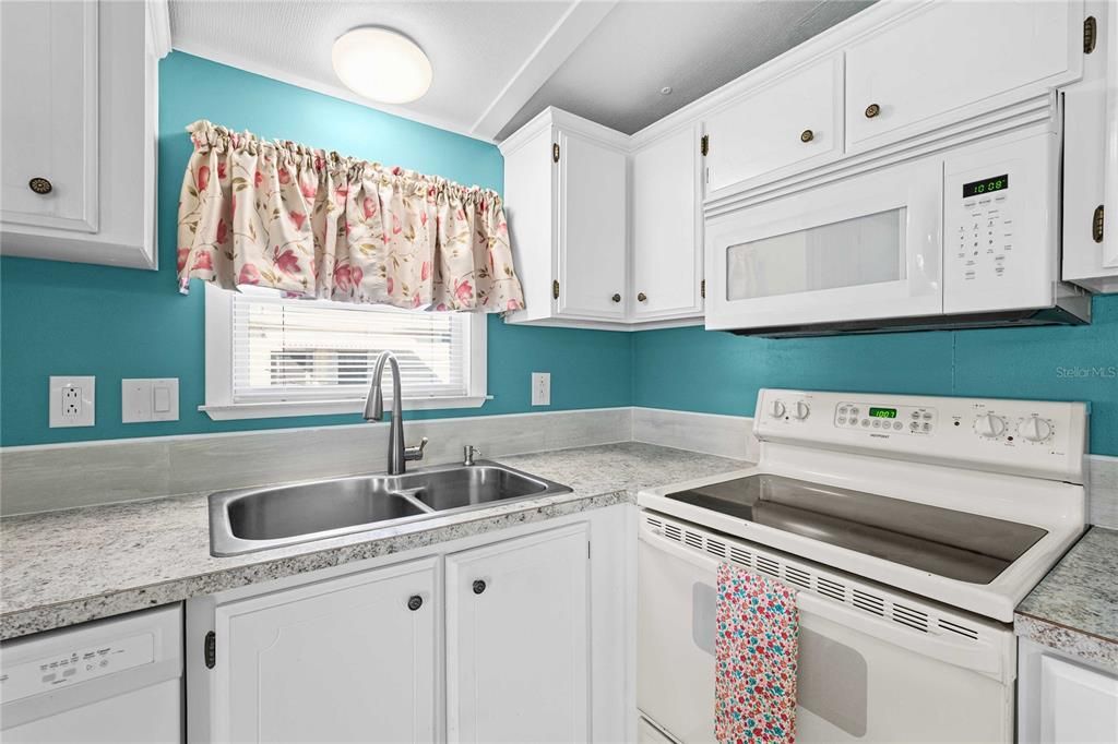 Active With Contract: $134,900 (2 beds, 2 baths, 784 Square Feet)
