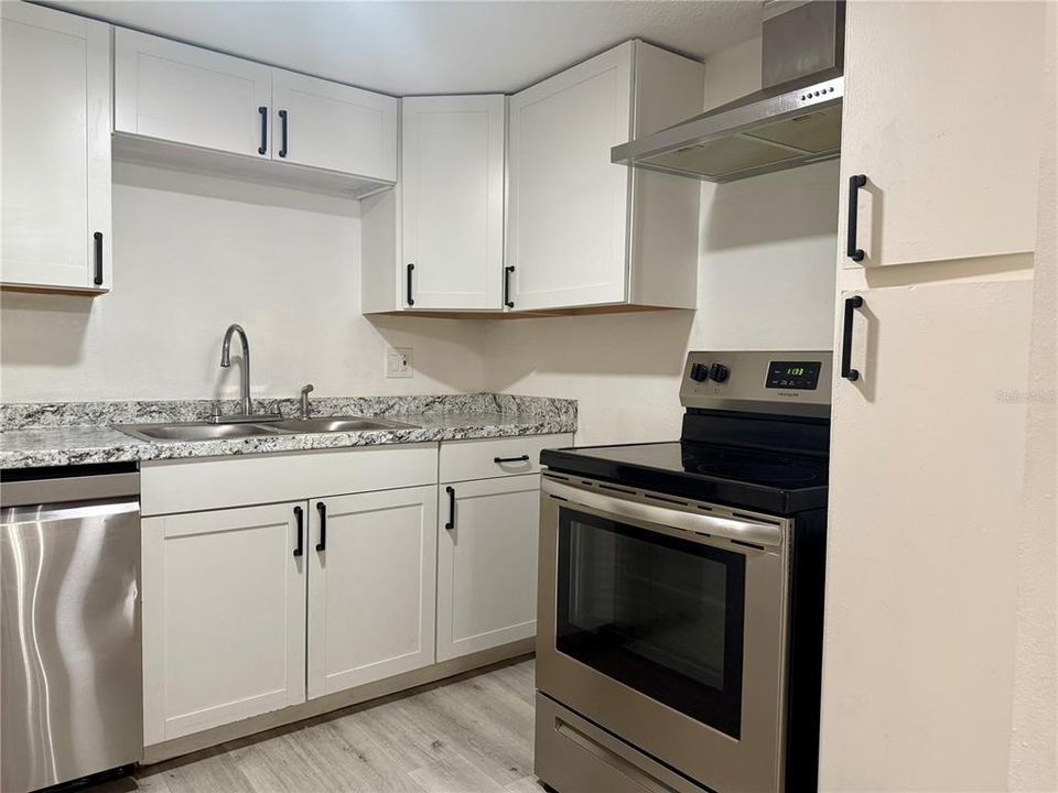 For Rent: $1,450 (2 beds, 1 baths, 826 Square Feet)