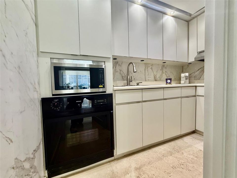 For Rent: $2,000 (1 beds, 0 baths, 700 Square Feet)