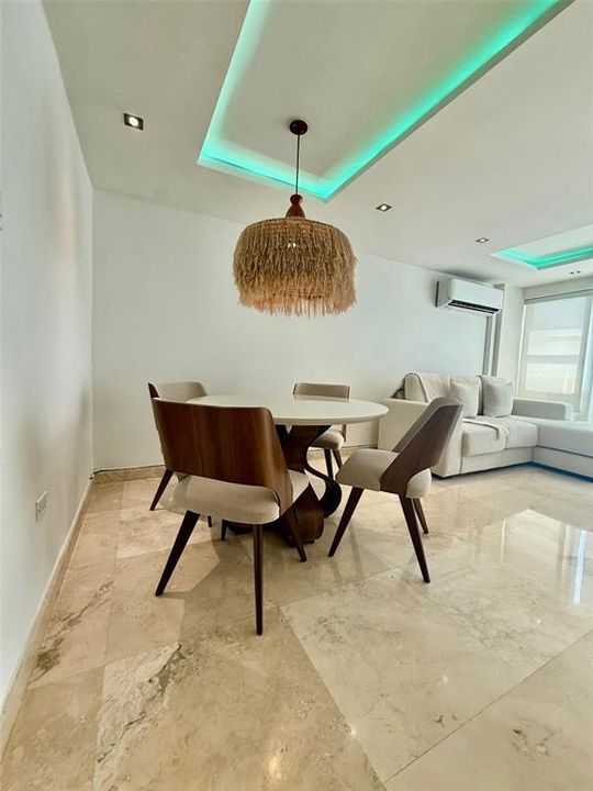 For Rent: $2,000 (1 beds, 0 baths, 700 Square Feet)