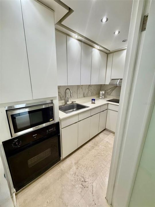 For Rent: $2,000 (1 beds, 0 baths, 700 Square Feet)