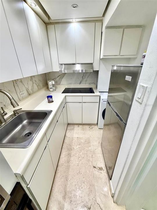 For Rent: $2,000 (1 beds, 0 baths, 700 Square Feet)