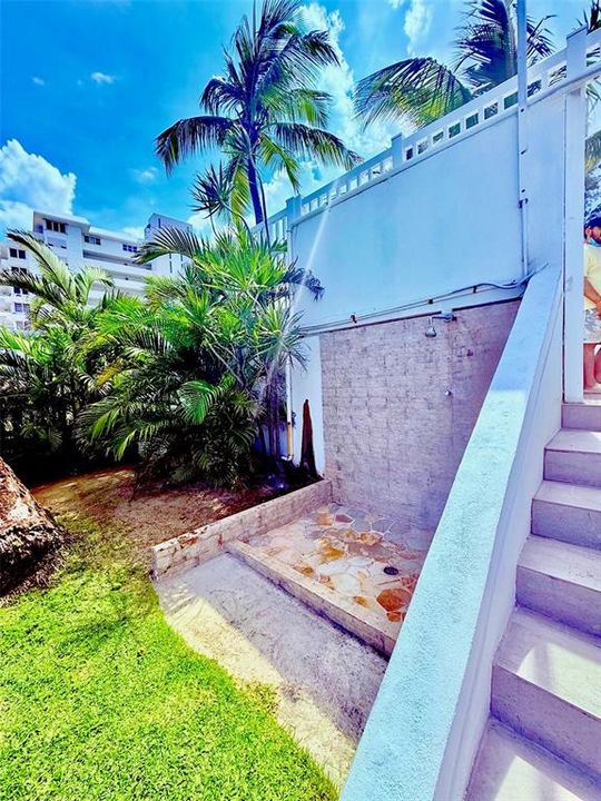 For Rent: $2,000 (1 beds, 0 baths, 700 Square Feet)