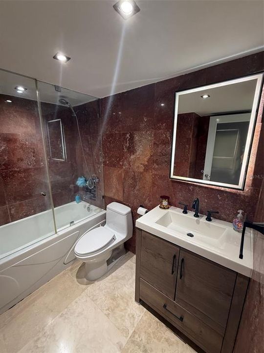 For Rent: $2,000 (1 beds, 0 baths, 700 Square Feet)