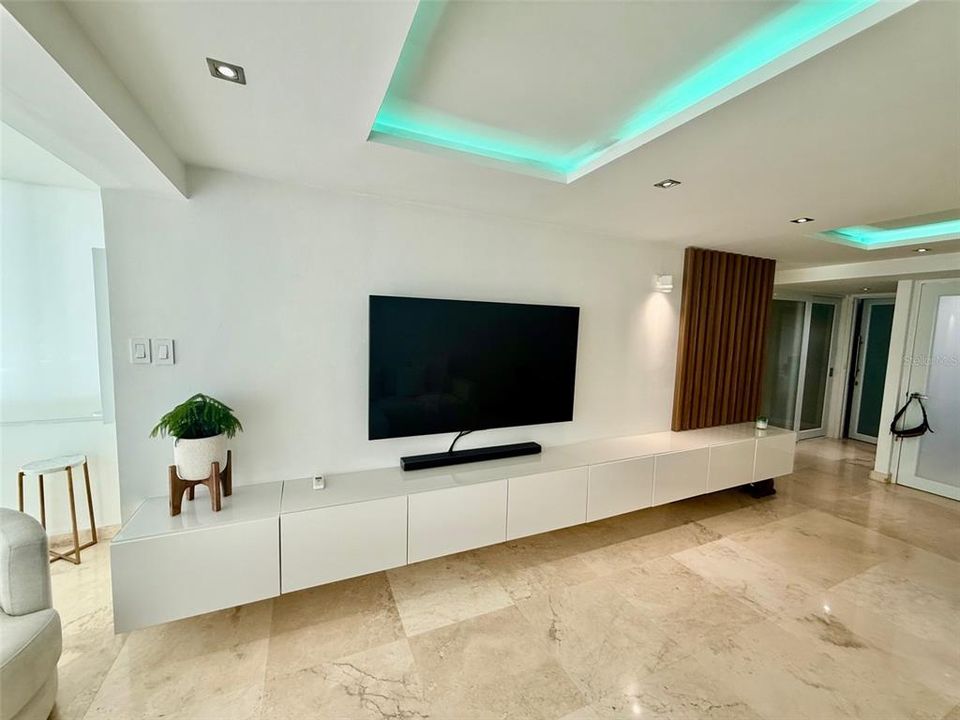 For Rent: $2,000 (1 beds, 0 baths, 700 Square Feet)