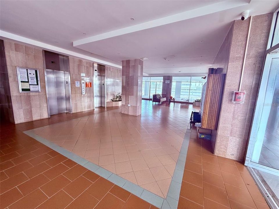 For Rent: $2,000 (1 beds, 0 baths, 700 Square Feet)