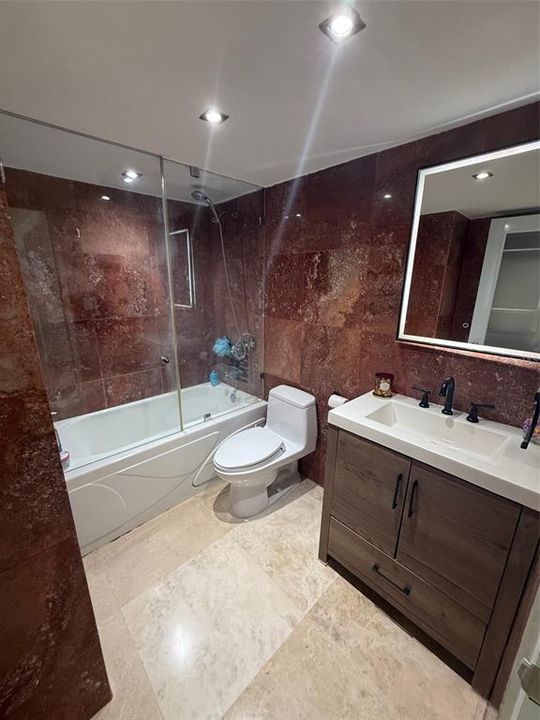 For Rent: $2,000 (1 beds, 0 baths, 700 Square Feet)