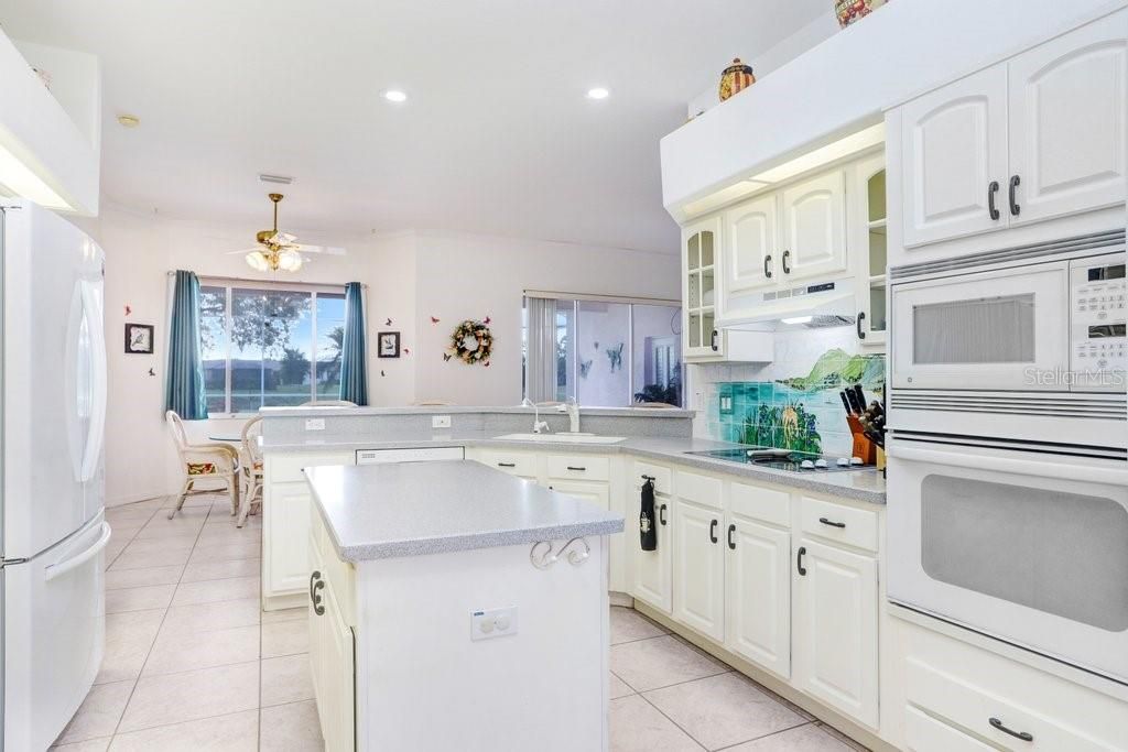 合同活跃: $525,000 (4 贝兹, 3 浴室, 2495 平方英尺)