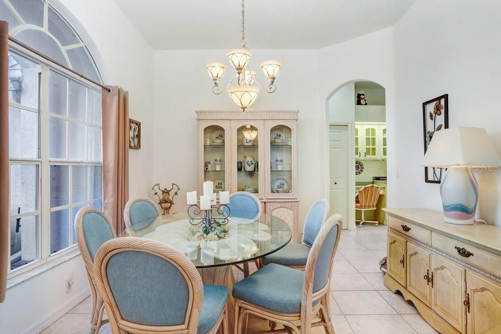 合同活跃: $525,000 (4 贝兹, 3 浴室, 2495 平方英尺)