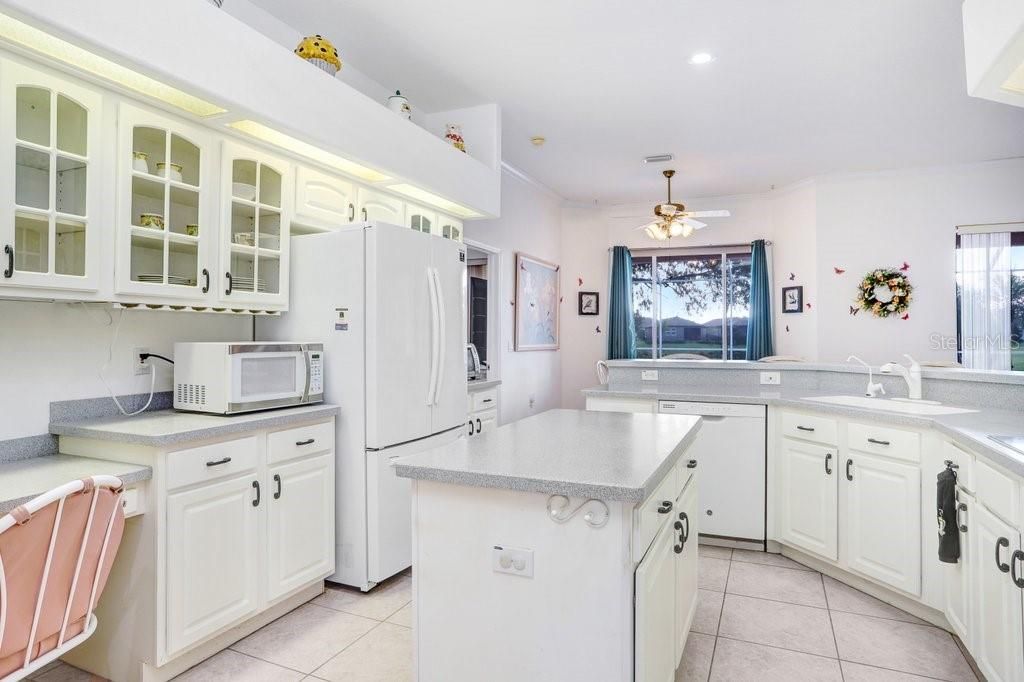 合同活跃: $525,000 (4 贝兹, 3 浴室, 2495 平方英尺)