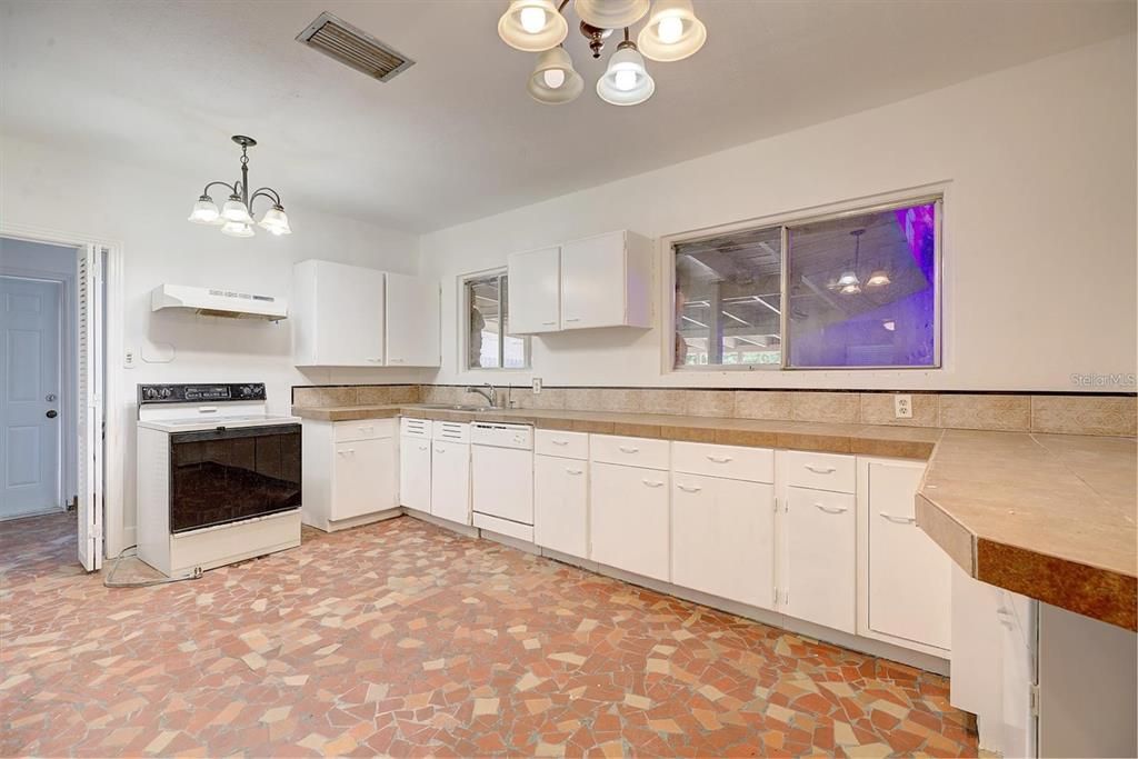 For Sale: $399,999 (3 beds, 2 baths, 2626 Square Feet)