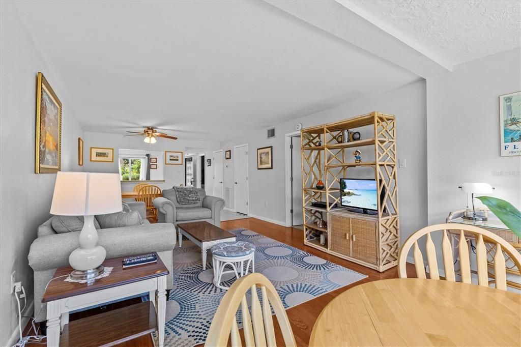 For Sale: $290,000 (2 beds, 2 baths, 1178 Square Feet)